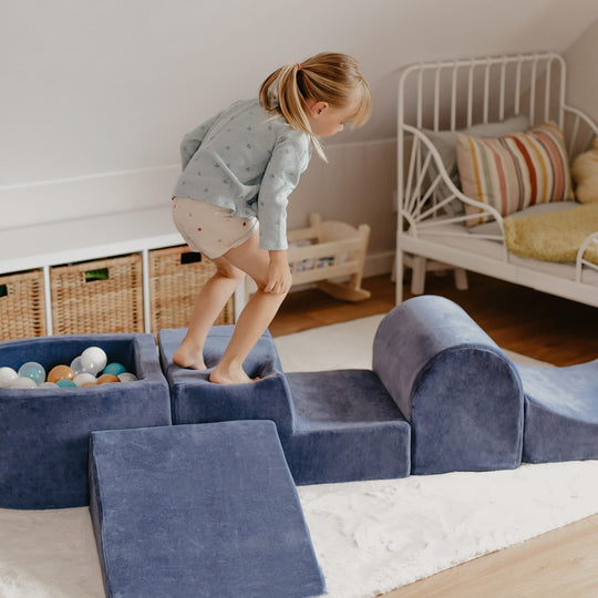 Ensemble de jeu en mousse bleu-gris velours avec petite piscine à balles avec 100 balles