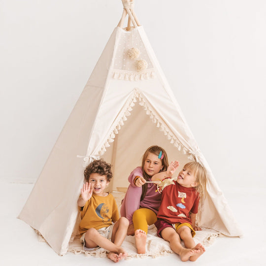 Tipi-tent extra groot binnen met kwastjesdecoratie in Boho-stijl