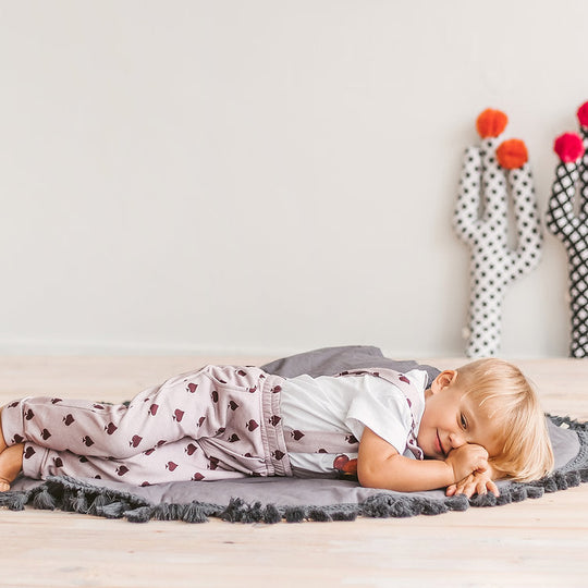 Tipi gris pour enfants avec décoration à pompons