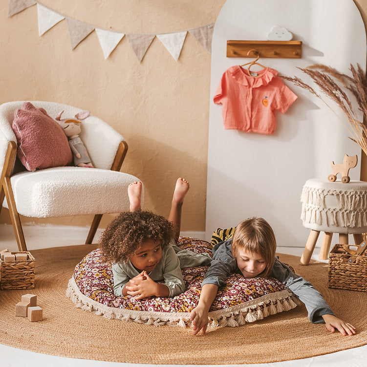 Groot kindervloerkussen met bordeauxrood bloemenpatroon