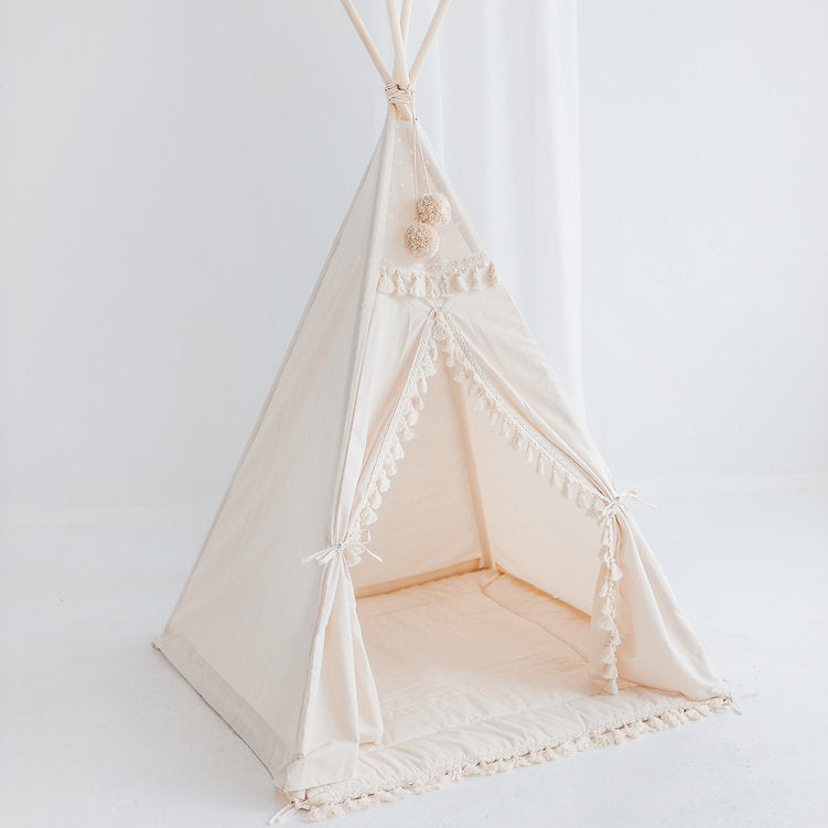 Vierkante tipi-tent met kwastjes in ecru met speelmat