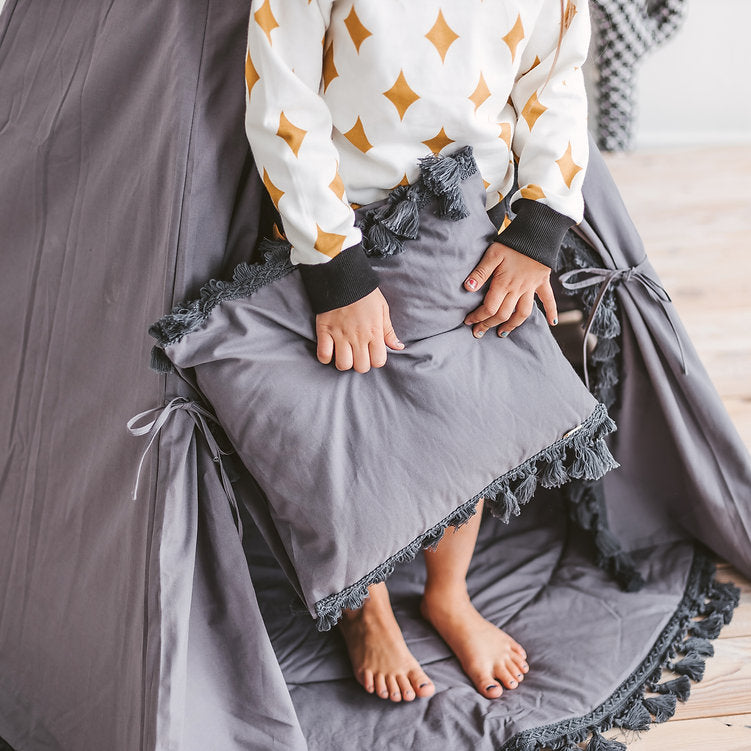 Tipi gris pour enfants avec décoration à pompons