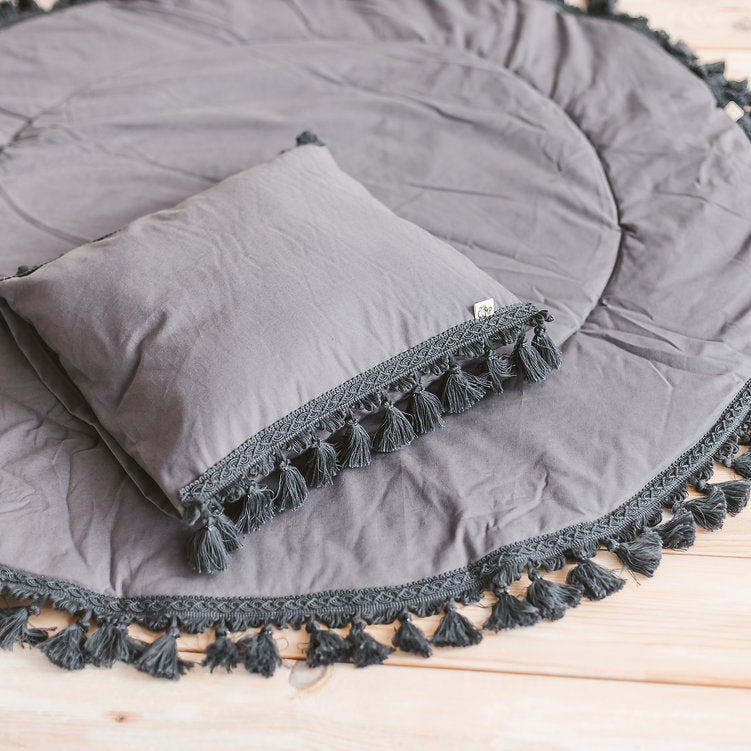 Tipi gris pour enfants avec décoration à pompons