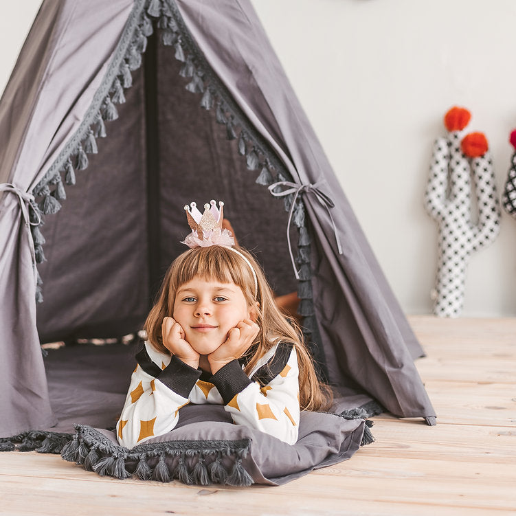 Tipi gris pour enfants avec décoration à pompons