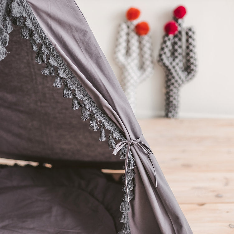 Tipi gris pour enfants avec décoration à pompons