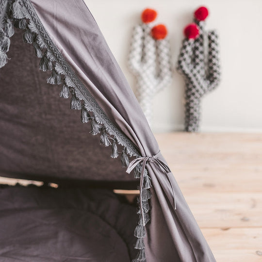 Tipi gris pour enfants avec décoration à pompons