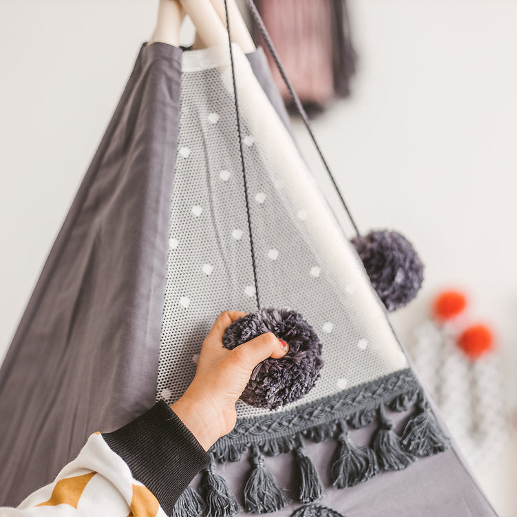 Tipi gris pour enfants avec décoration à pompons