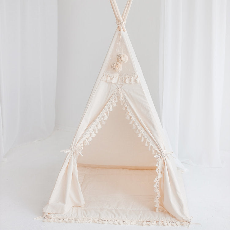 Vierkante tipi-tent met kwastjes in ecru met speelmat